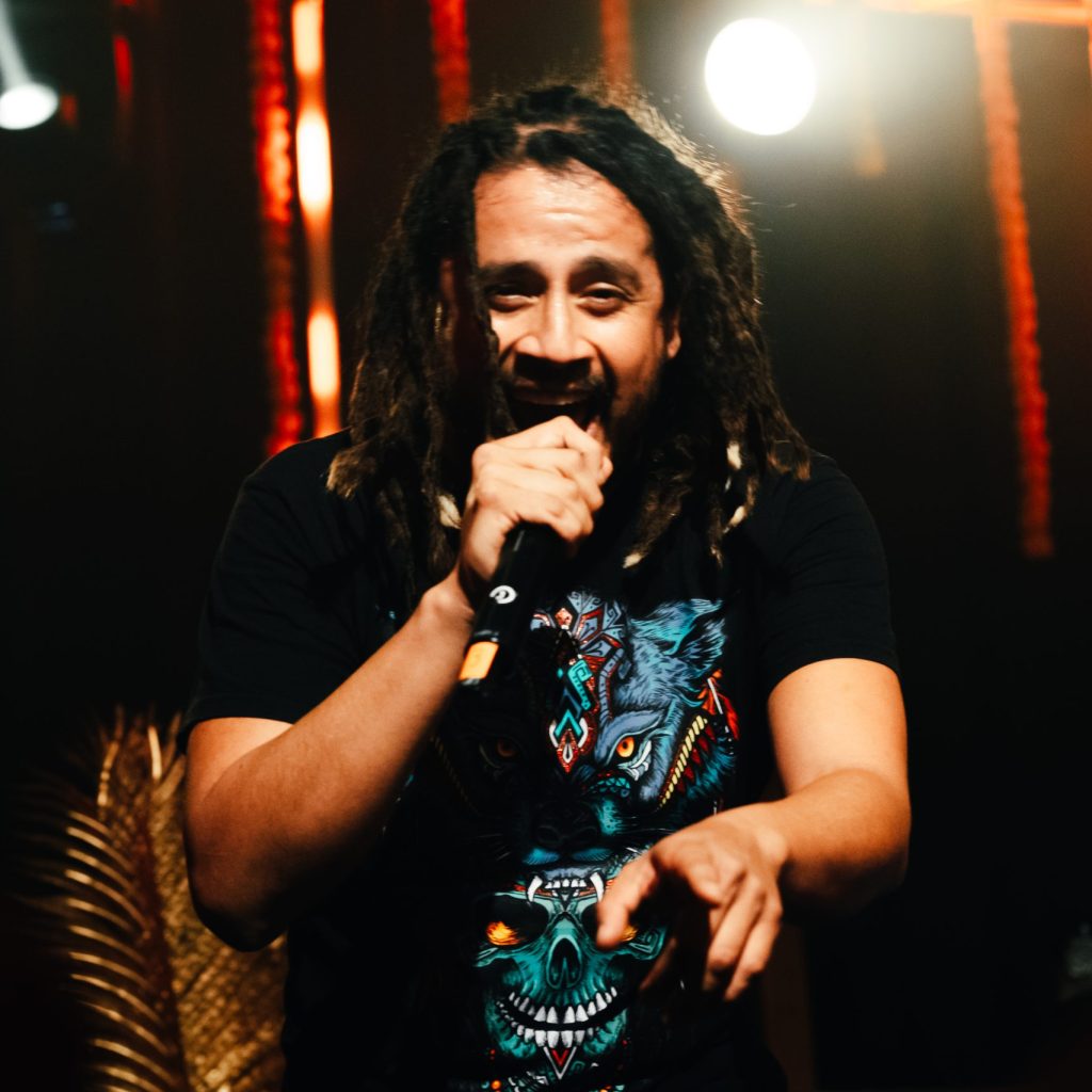 Vicente Diablo – Mexican showman and multi-instrumentalist bringing vibrant Latin performances to The Netherlands.