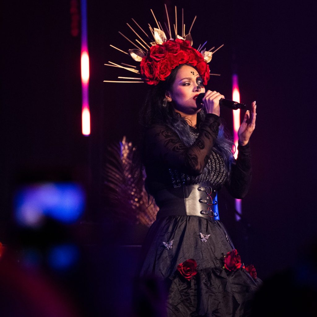 Nena performing live at a concert at Día de Muertos